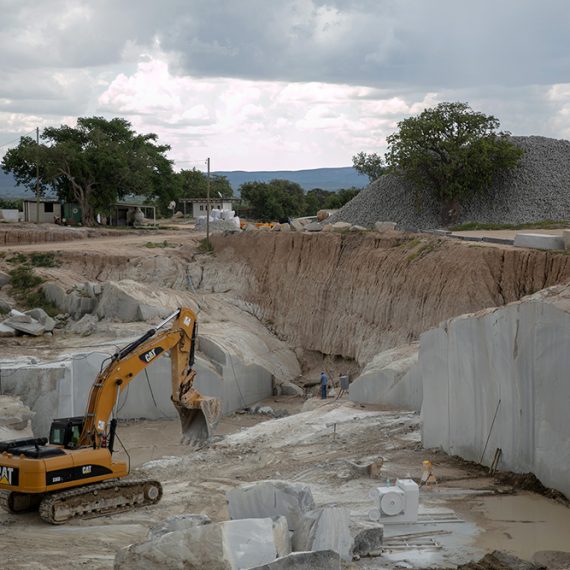 pedreira-grey-chibia01