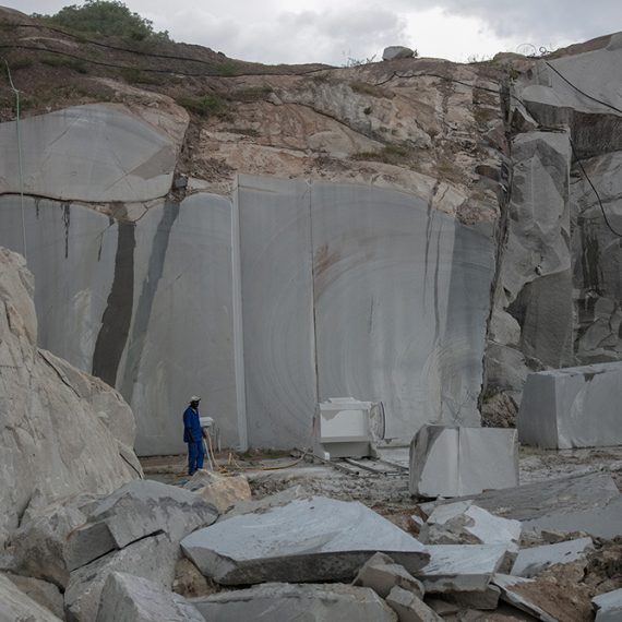 pedreira-grey-chibia02