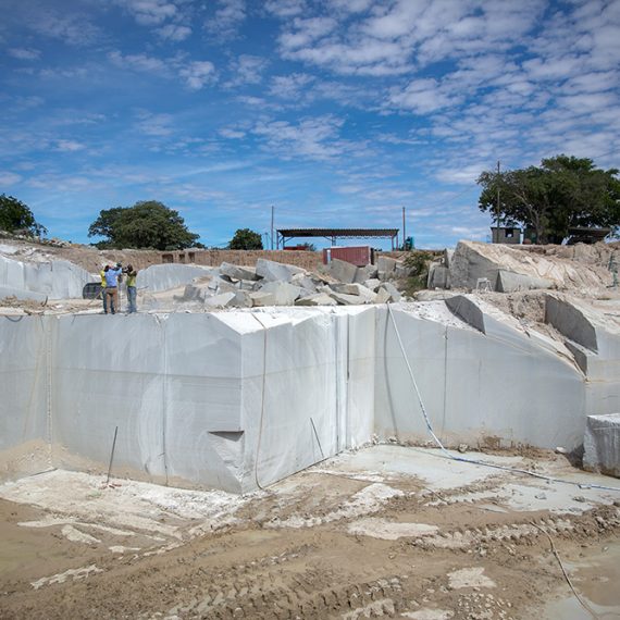 pedreira-grey-chibia03